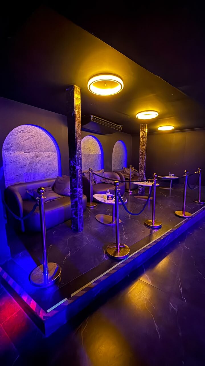 Lounge com arcos iluminados em azul no Opium Club SP, casa de swing perto dos Jardins