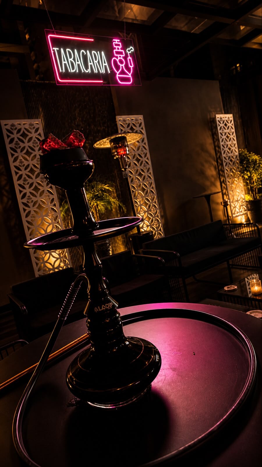 Área de tabacaria com divisórias vazadas no Opium Club SP, casa de swing na Vila Olímpia