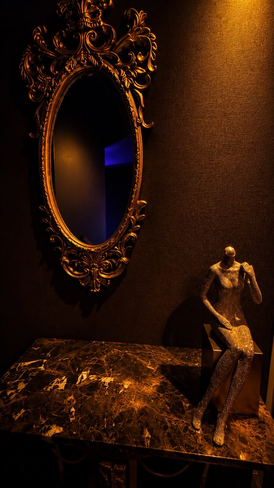 Espelho dourado e escultura na decoração do Opium Club SP, casa de swing em São Paulo
