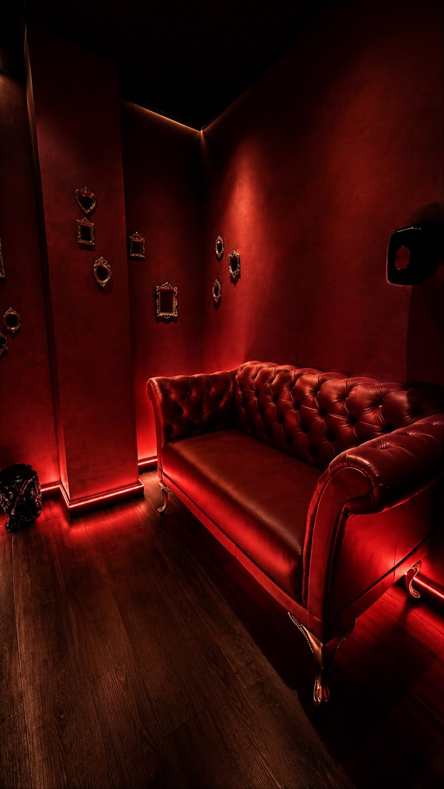Sofá chesterfield vermelho em ambiente reservado do Opium Club SP