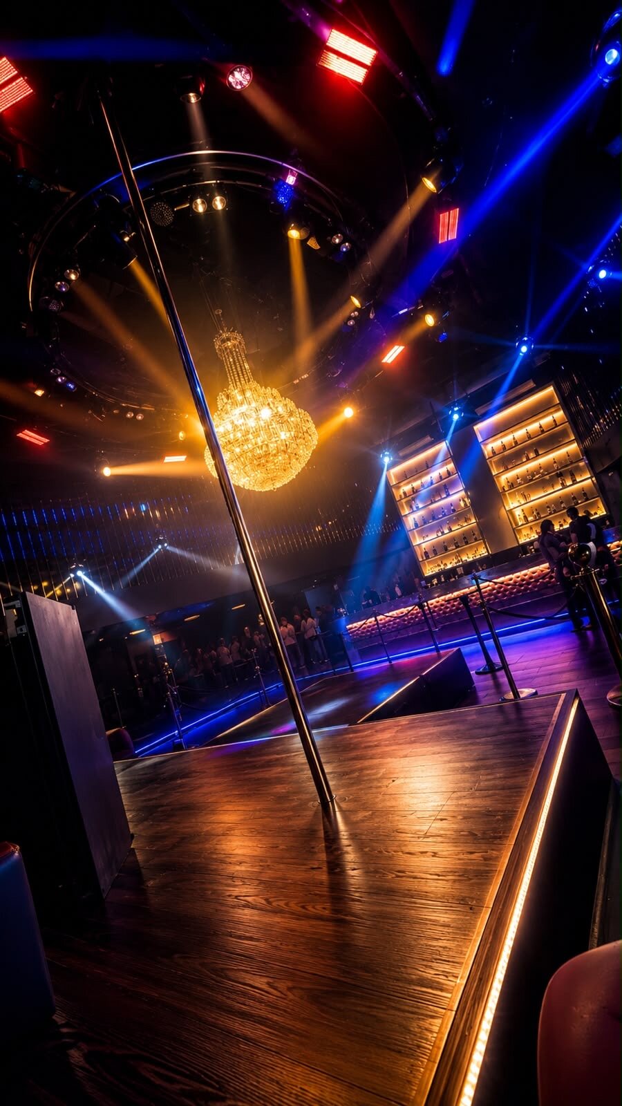 Bar e pista iluminados do Opium Club SP, casa de swing a poucos quilômetros da Avenida Paulista