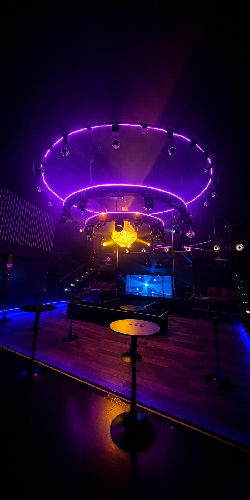 Bar e pista com iluminação colorida no Opium Club SP, a 1,1 km da Estação Vila Olímpia
