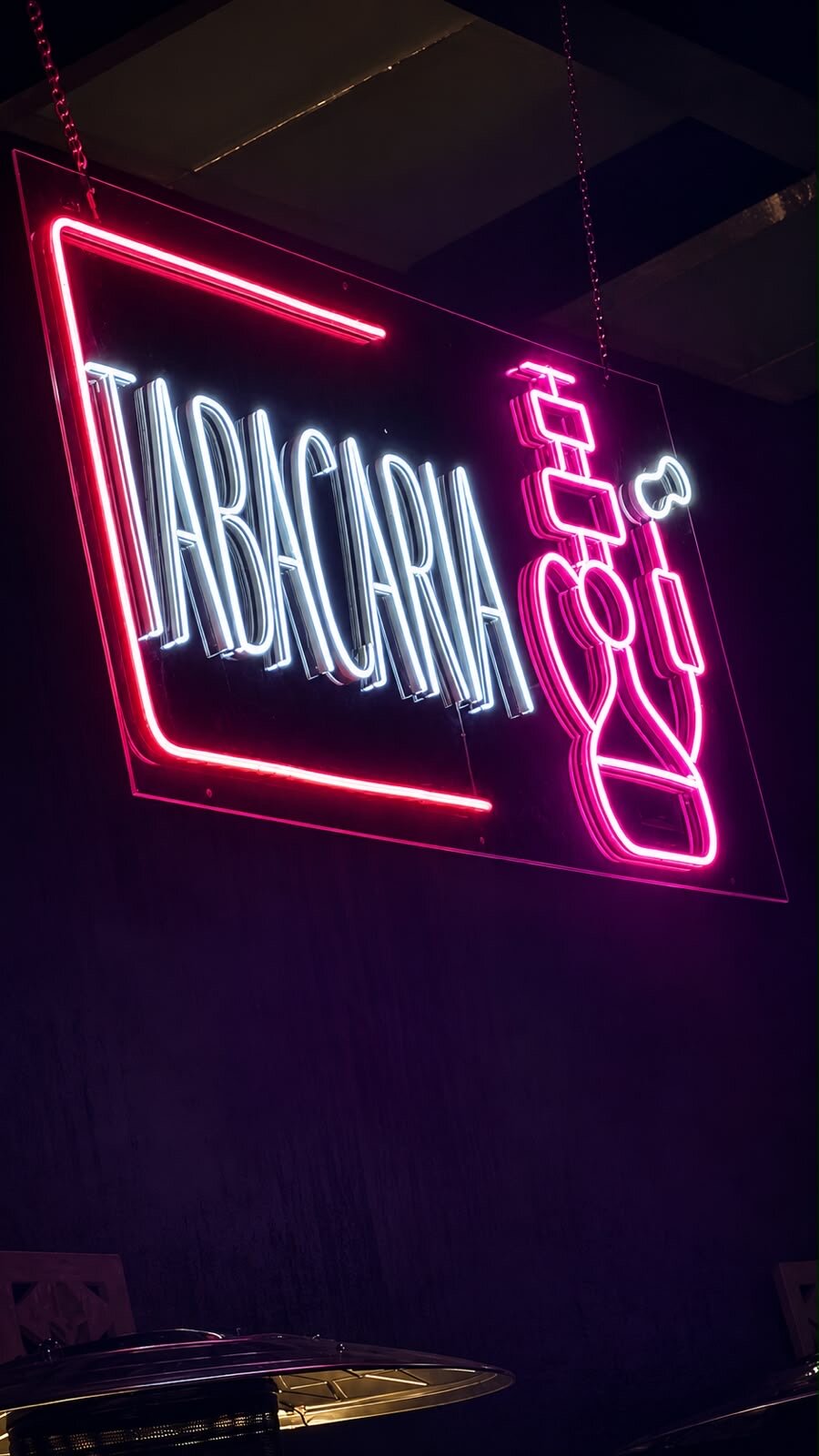 Letreiro em neon da tabacaria do Opium Club SP, casa de swing na Vila Olímpia